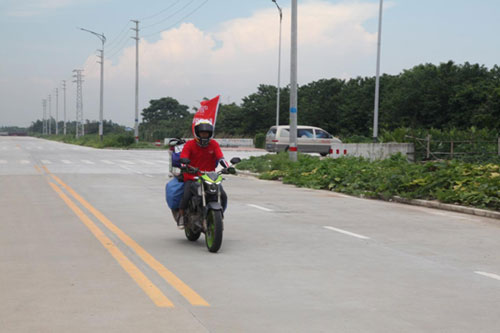 中國最年輕摩托車手環華騎行在超人廚衛發車
