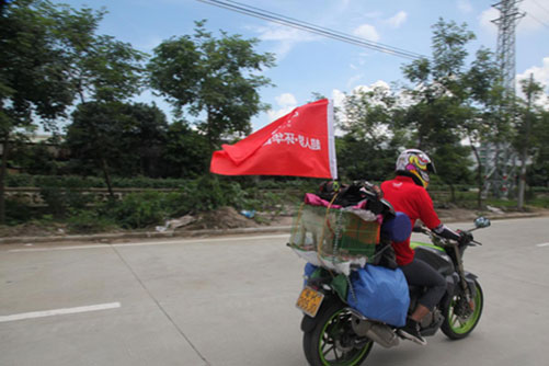 中國最年輕摩托車手環華騎行在超人廚衛發車