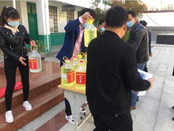 雪中送炭，西峽金德管業(yè)助力軍馬河二小復學公益活動