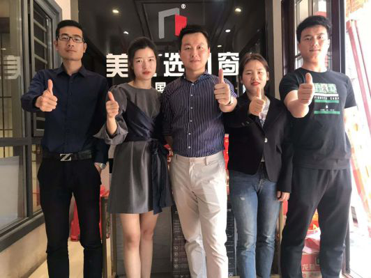 美之選鋁合金門窗千萬級(jí)經(jīng)銷商溫總功績卓絕，年年高升！