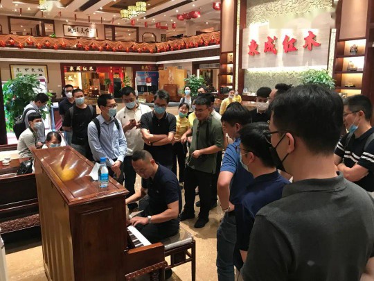 廣州中望龍騰軟件公司來到東成紅木中山總部進(jìn)行參觀